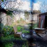 ...e, scrutando all�interno, notiamo un cortile circondato dagli alberi sul quale trova posto un piccolo prefabbricato, la cui entrata � �sorvegliata� da una sedia di paglia
